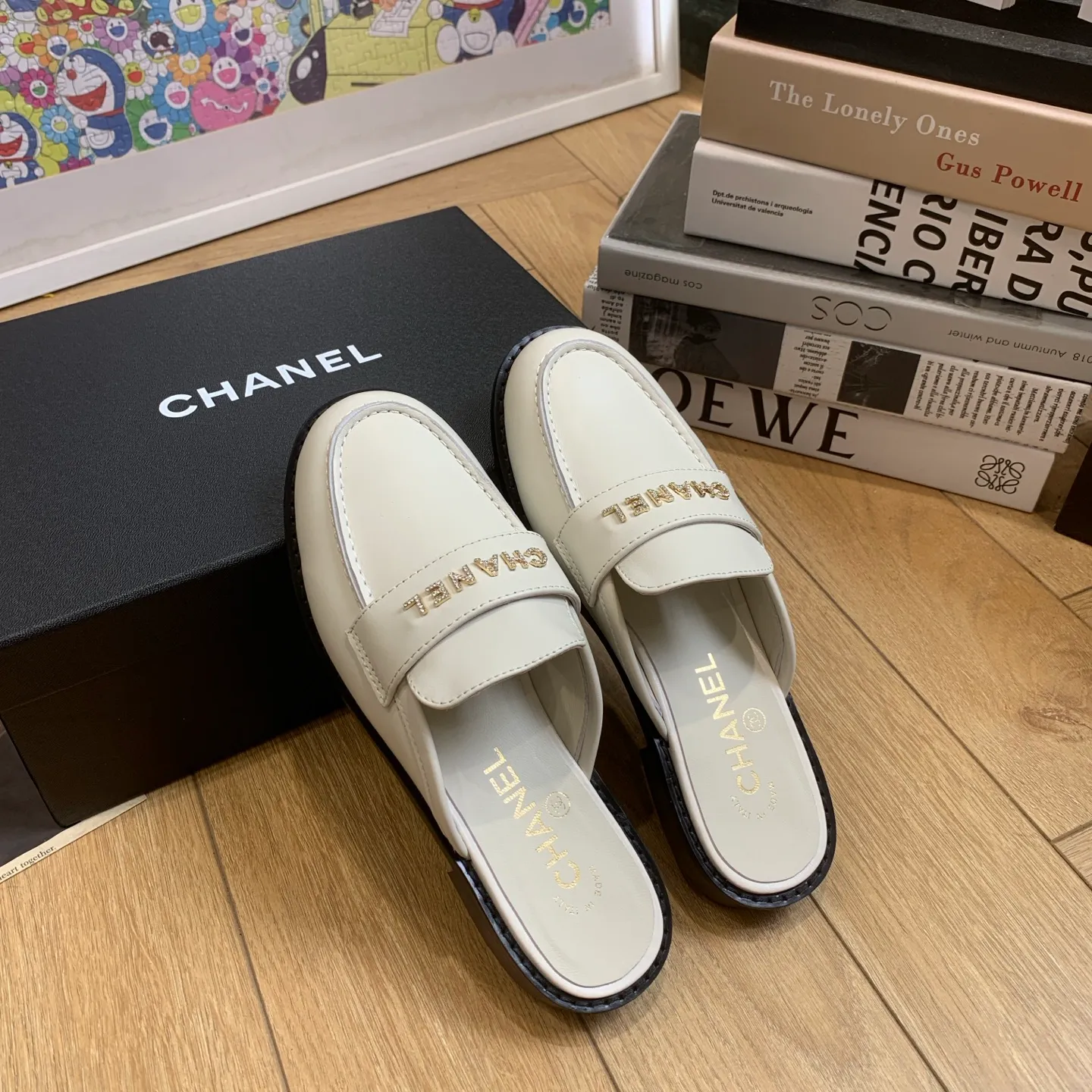 👟👟Ex-factory price 600👟👟 🍀2025 spring and summer new Chanel Chanel small diamond buckle monogram Loaf lazy half-slippers, which can be worn all year round. No matter when you wear them, they are very high-end and durable. You can attract attention when shopping on the street! Easily travel between commuting and leisure occasions, becoming a carefree fashionable and elegant woman ~ Upper: cowhide/butter Lining: lambskin Sole: Italian genuine leather outsole Size: 35-39 (40/41 customized, non-refundable and non-exchangeable
